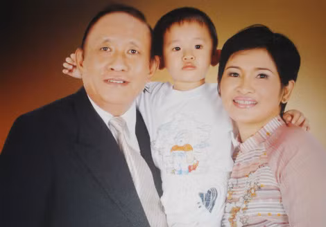 Đại tá Lê Đông Hải cùng vợ con. Đại tá Lê Đông Hải cùng vợ con.