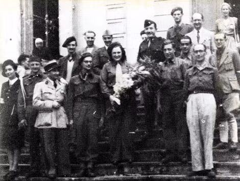 Nancy Wake (đứng giữa) được tặng hoa và tung hô như người hùng vào năm 1945.