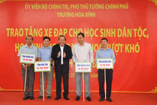 Phó Thủ tướng Trương Hòa Bình trao tặng xe đạp cho đại diện Sở giáo dục – đào tạo các tỉnh Quảng Nam, Quảng Ngãi, Phú Yên, Khánh Hòa