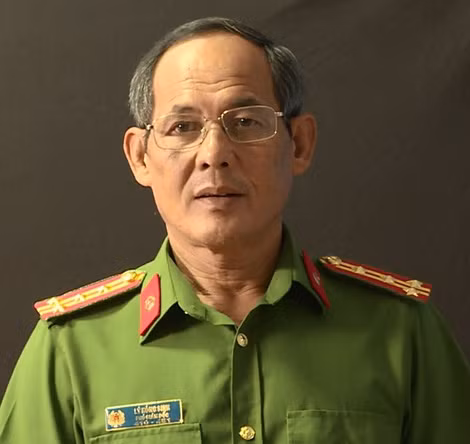 Đại tá Lý Hồng Sinh - Phó Giám đốc, Thủ trưởng Cơ quan Cảnh sát Điều tra - người trực tiếp chỉ đạo phá án. Đại tá Lý Hồng Sinh - Phó Giám đốc, Thủ trưởng Cơ quan Cảnh sát Điều tra - người trực tiếp chỉ đạo phá án.