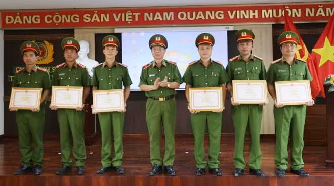 Thừa ủy quyền của lãnh đạo Tổng cục, Thiếu tướng Nguyễn Dĩnh, Cục trưởng Cục Cảnh sát truy nã tội phạm đã trao Bằng khen của Tổng cục cho các tập thể, cá nhân có thành tích xuất sắc.