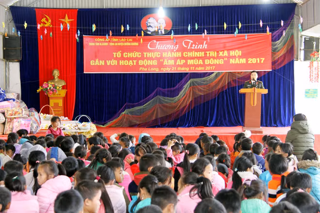 Toàn cảnh buổi tuyên truyền Pháp luật và trao quà.