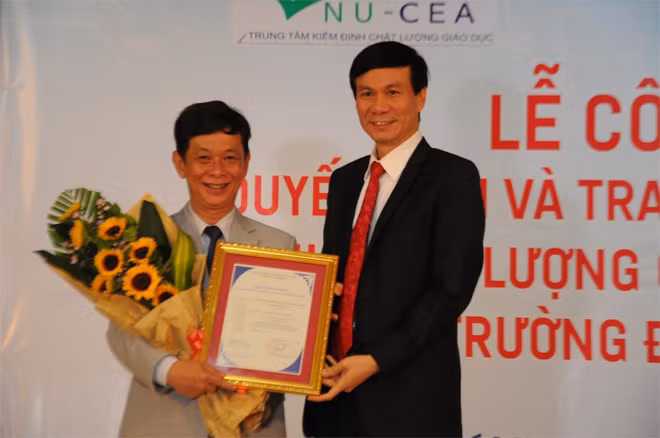 PGS TS Phạm Hoàng Quân lên nhận Quyết định đạt Kiểm định chất lượng Giáo dục Đại học-ĐHQG Hà Nội. PGS TS Phạm Hoàng Quân lên nhận Quyết định đạt Kiểm định chất lượng Giáo dục Đại học-ĐHQG Hà Nội.