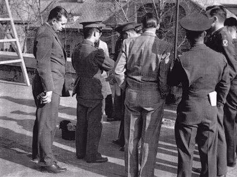 Nichols (cao nhất ở bìa trái) cùng với các sĩ quan Hàn Quốc và Mỹ ở Seoul.