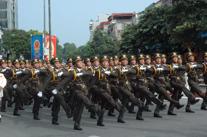 Xây dựng lực lượng CAND cách mạng, chính quy, tinh nhuệ, từng bước hiện đại là nhiệm vụ xuyên suốt. Xây dựng lực lượng CAND cách mạng, chính quy, tinh nhuệ, từng bước hiện đại là nhiệm vụ xuyên suốt.