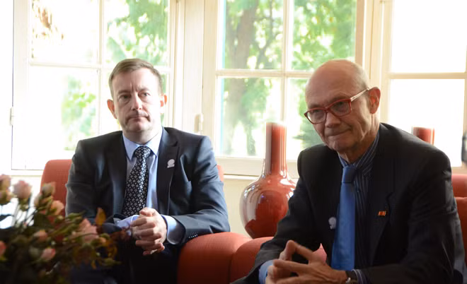 Cựu Tổng Giám đốc WTO Pascal Lamy (phải) và Đại sứ Pháp tại Việt Nam Bertrand Lortholary trong cuộc gặp gỡ báo chí chiều 18-12. Cựu Tổng Giám đốc WTO Pascal Lamy (phải) và Đại sứ Pháp tại Việt Nam Bertrand Lortholary trong cuộc gặp gỡ báo chí chiều 18-12.