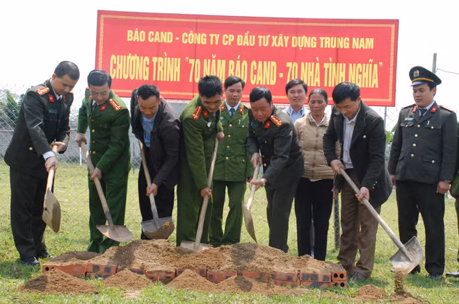 Thượng tá Trần Duy Hiển, Trưởng ban Pháp luật – Bạn đọc và anh Nguyễn Thế Hùng, đại diện Trung Nam Group tham dự lễ khởi công xây nhà tình nghĩa cho Trung úy Trần Văn Thành.