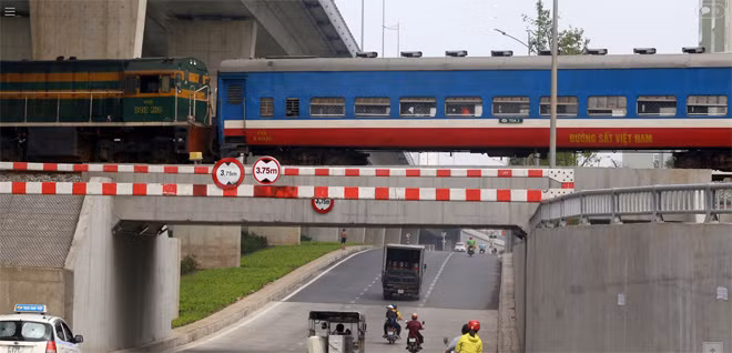 Dự án còn có các hạng mục: Đường giao thông nội đô hai bên cầu vượt; hai cầu đường sắt phía dưới cầu vượt và hầm chui cho các phương tiện đi qua; đảo xuyến giao thông...