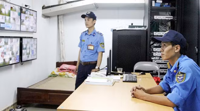 Vệ sĩ chuyên nghiệp đang theo dõi qua hệ thống camera an ninh tại Bệnh viện Hữu nghị Đa khoa Nghệ An.