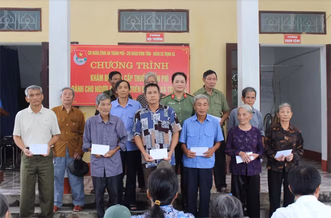 Công an thành phố Phủ Lý, Hà Nam trao tặng quà cho các gia đình chính sách, có công với cách mạng trên địa bàn xã Trịnh Xá.