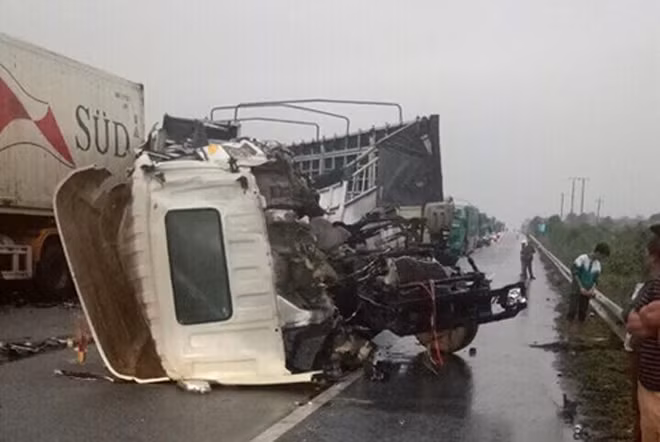 Hiện trường một vụ tai nạn trên cao tốc Nội Bài-Lào Cai. Hiện trường một vụ tai nạn trên cao tốc Nội Bài-Lào Cai.