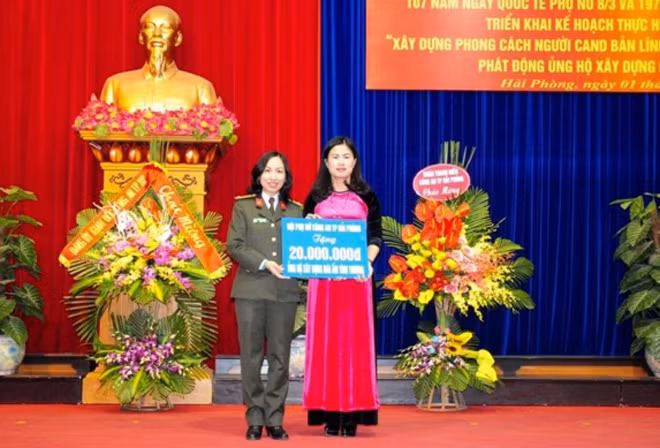 Hội LHPN Công an Thành phố quyên góp ủng hộ quĩ “Mái ấm tình thương”.