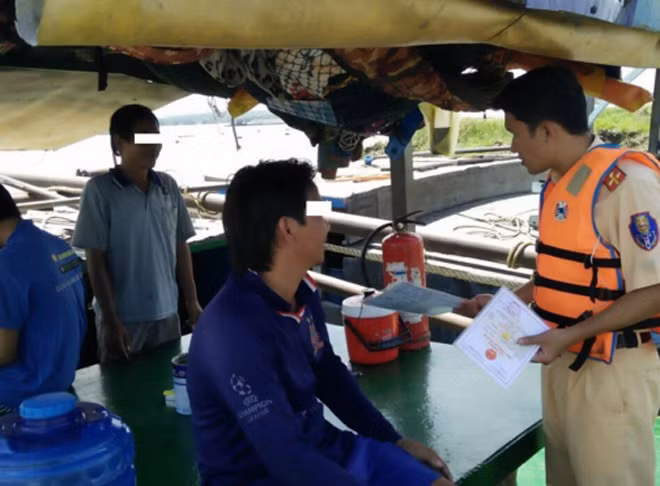 Lực lượng CSGT bắt giữ tàu khai thác cát trái phép trên sông Đồng Nai ngày 16-3.
