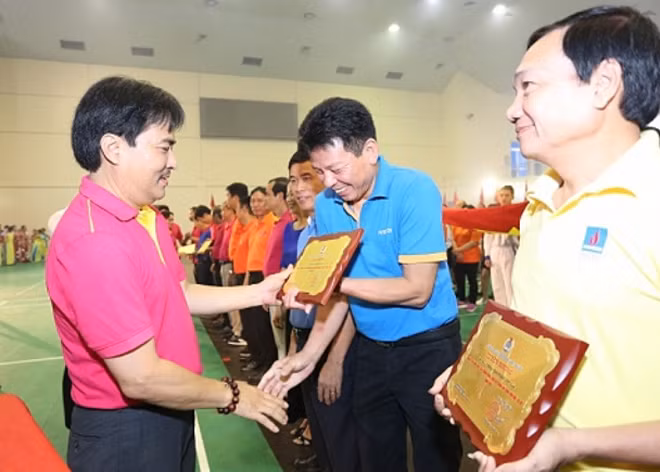 Ông Nguyễn Hùng Dũng, Phó Tổng giám đốc Tập đoàn trao kỷ niệm chương cho các đơn vị xuất sắc trong phong trào Xây dựng đời sống văn hóa cơ sở.