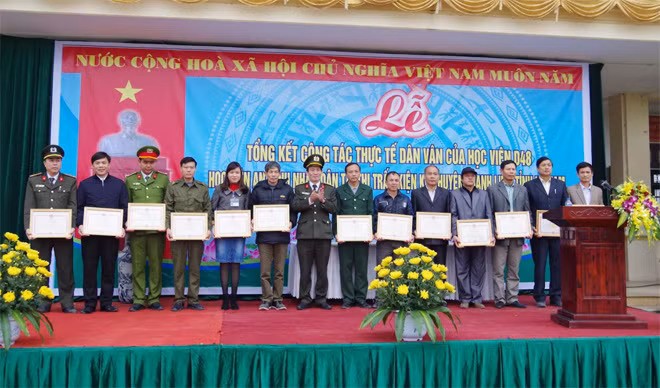 Đại tá PGS.TS Lê Ngọc An – Phó Giám đốc Học viện ANND trao Giấy khen cho các tập thể có thành tích xuất sắc trong việc tổ chức các hoạt động thực tế dân vận của sinh viên D48 Học viện ANND năm 2017.