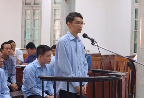Bị cáo Lê Quý Hiển đang trả lời thẩm vấn tại phiên tòa.