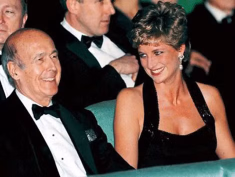 Công nương Diana và cựu Tổng thống Pháp Valery Giscard d'Estaing tại điện Versailles năm 1994. Ảnh: The Independent.