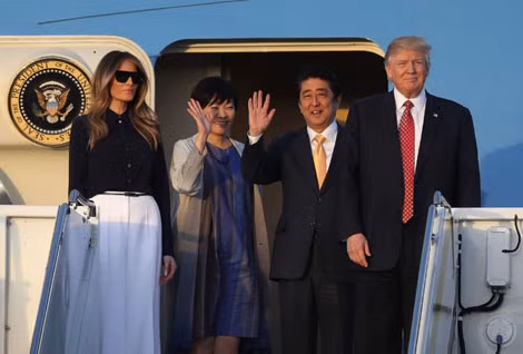 Tổng thống Trump cùng Phu nhân và Thủ tướng Nhật Bản cùng Phu nhân (hai người vẫy tay) trong cuộc đón tiếp tại Mỹ. Ảnh: Toronto Star. Tổng thống Trump cùng Phu nhân và Thủ tướng Nhật Bản cùng Phu nhân (hai người vẫy tay) trong cuộc đón tiếp tại Mỹ. Ảnh: Toronto Star.