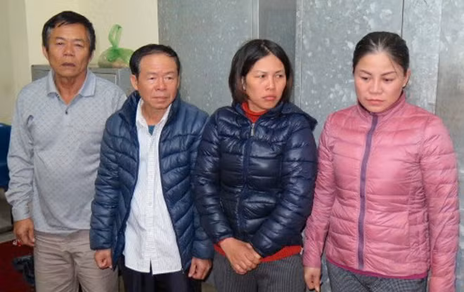Một số đối tượng trong ổ nhóm cờ bạc bị bắt giữ tại huyện Kiến Thụy ngày 27-2.