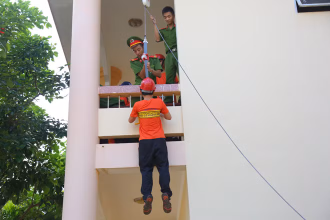 Trải nghiệm tụt dây thoát nạn nhà cao tầng.