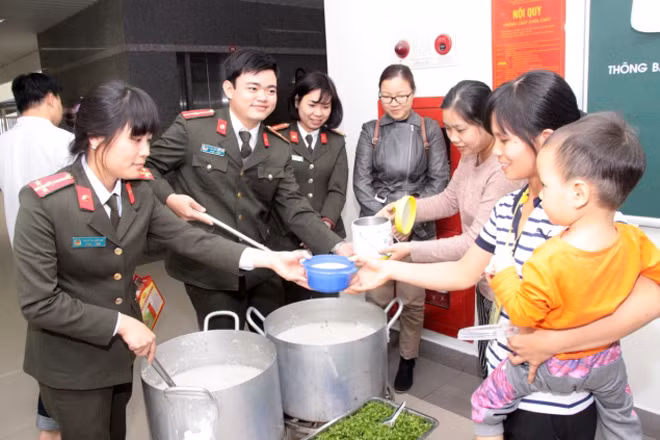 “Nồi cháo tình thương” của CBCS Cục Tham mưu đến với bệnh nhân nghèo. “Nồi cháo tình thương” của CBCS Cục Tham mưu đến với bệnh nhân nghèo.