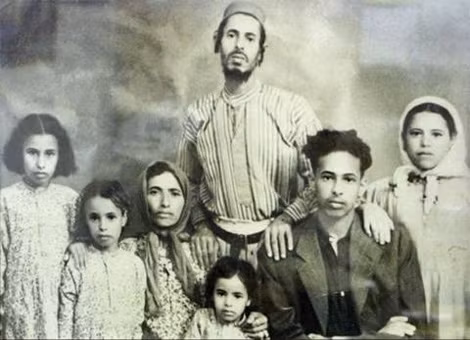 Ảnh chụp bà Leah Aharoni (thứ 2 từ trái) và gia đình trước khi rời thành phố cảng Aden của Yemen để di cư đến Israel.