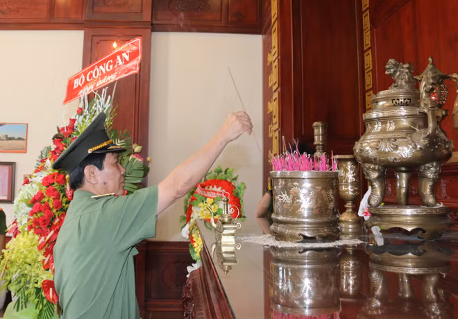 Thứ trưởng Nguyễn Văn Sơn, cùng đoàn công tác dâng hương tại Khu di tích lịch sử An ninh Khu IX.