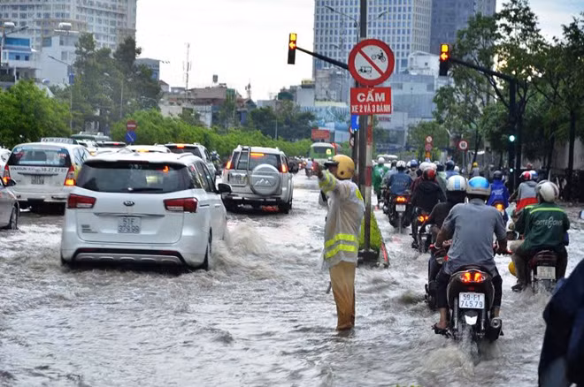 CSGT điều hòa giao thông trên các tuyến đường bị ngập.