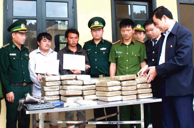 Lực lượng Bộ đội Biên phòng và Công an Hà Tĩnh bắt giữ vụ vận chuyển ma túy lớn ở khu vực cửa khẩu Cầu Treo.