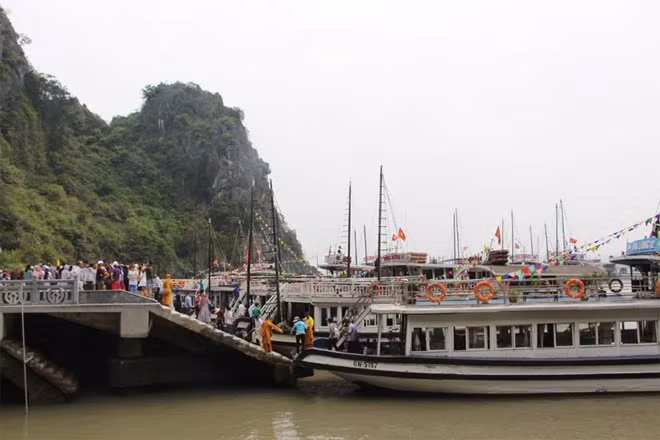 Du khách tham quan Vịnh Hạ Long.