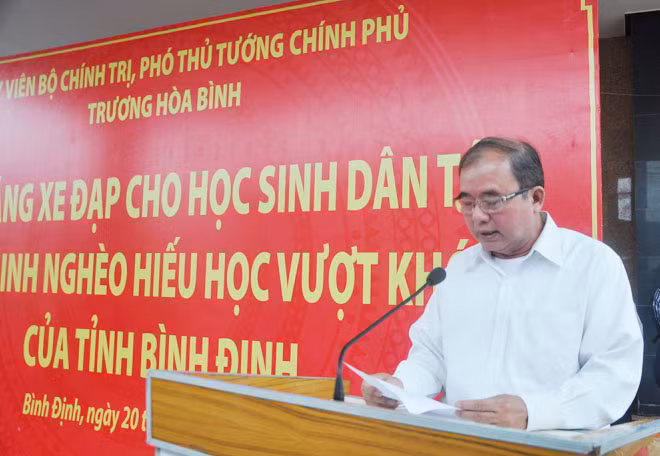 Đại diện Sở giáo dục – đào tạo Bình Định và học sinh nghèo bày tỏ sự cảm ơn sâu sắc sau khi nhận quà của Phó thủ tướng Trương Hòa Bình.