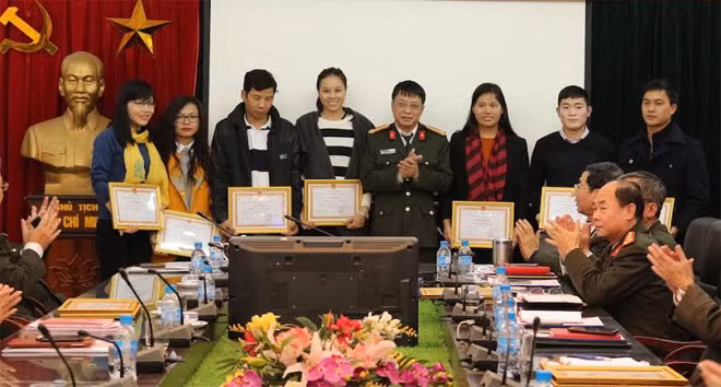 Thượng tá Phạm Quang Khải, Phó Tổng Biên tập Báo CAND trao danh hiệu “Lao động xuất sắc” tặng các cá nhân.