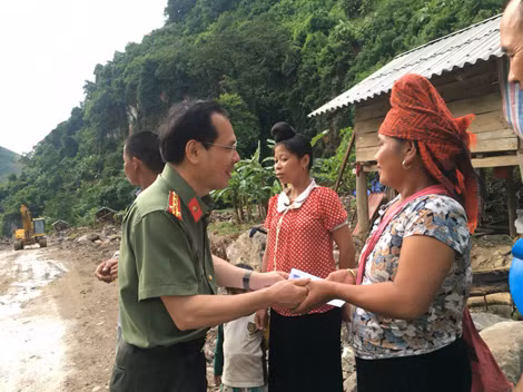 Đại tá Trần Thanh Phong, Phó Tổng Biên tập Báo CAND trao tiền hỗ trợ cho các gia đình có nhà bị cuốn trôi ở xã Nậm Păm. Đại tá Trần Thanh Phong, Phó Tổng Biên tập Báo CAND trao tiền hỗ trợ cho các gia đình có nhà bị cuốn trôi ở xã Nậm Păm.