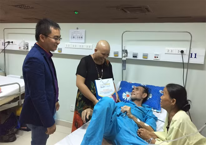 Ông Lã Thượng Thiên, Giám đốc Công ty Cổ phần Dược Mỹ phẩm CVI Miền Nam trao quà cho các bệnh nhân nặng tại giường bệnh.