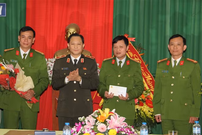 Thiếu tướng Trịnh Xuyên, Giám đốc Công an tỉnh Thanh Hóa trao thưởng cho Ban chuyên án.