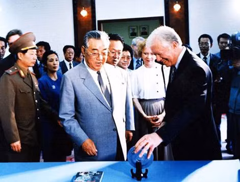 Chủ tịch Triều Tiên Kim Il-sung và cựu Tổng thống Mỹ Jimmy Carter tại Bình Nhưỡng tháng 6-1994.