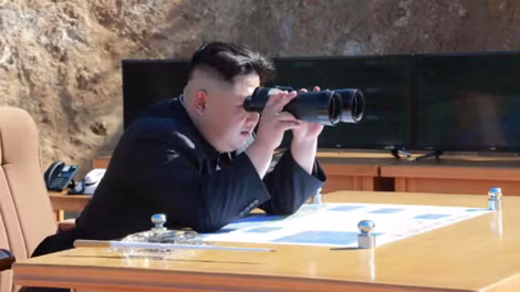 Nhà lãnh đạo triều tiên Kim Jong-un theo dõi một vụ phóng tên lửa hồi năm 2016. (Ảnh: Daily express) Nhà lãnh đạo triều tiên Kim Jong-un theo dõi một vụ phóng tên lửa hồi năm 2016. (Ảnh: Daily express)
