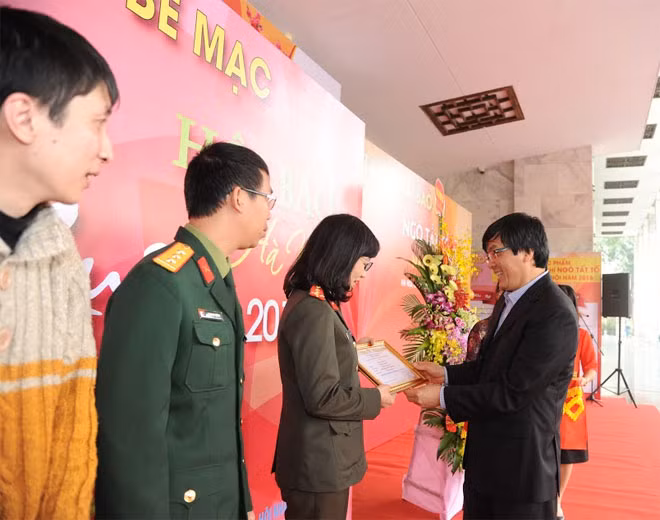 Ông Nguyễn Minh Khánh, Phó Giám đốc Sở Thông tin và Truyền thông Hà Nội trao Giấy khen tặng đại diện các đơn vị đoạt giải.