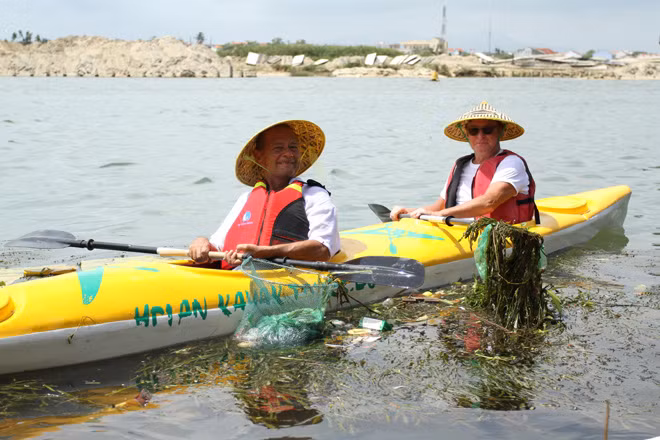 Du khách thích thú tham gia tour du lịch vớt rác trên sông Hoài.