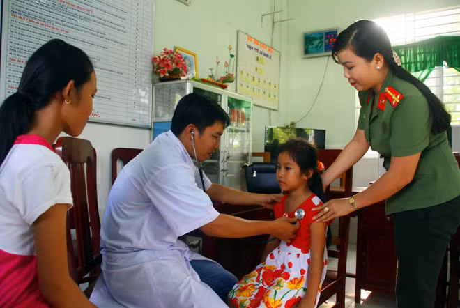 Công an Cần Thơ tặng quà, khám bệnh, cấp thuốc miễn phí cho đồng bào nghèo trên địa bàn thành phố.