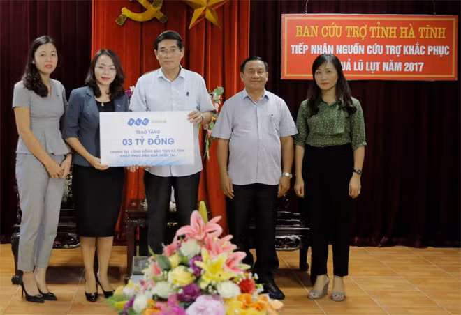 Tập đoàn FLC trao tặng 3 tỷ đồng hỗ trợ khắc phục thiên tai tại Hà Tĩnh.