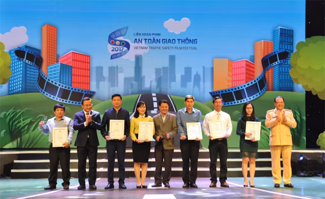 Ban Tổ chức trao giải cho các tác phẩm xuất sắc.