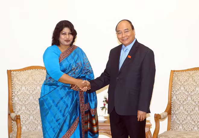 Thủ tướng Nguyễn Xuân Phúc và Đại sứ Đặc mệnh toàn quyền Cộng hoà nhân dân Bangladesh Samina Naz tại buổi tiếp. Ảnh: TTXVN.