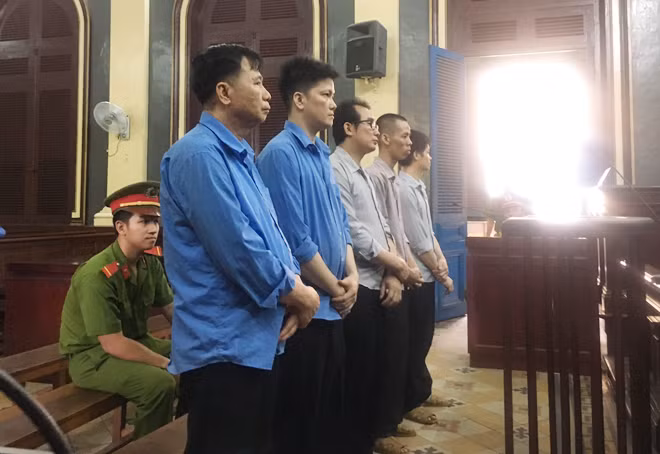 Các bị cáo trong một vụ án sản xuất, tiêu thụ hàng giả. Các bị cáo trong một vụ án sản xuất, tiêu thụ hàng giả.