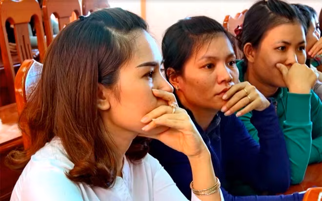 Nỗi buồn trên gương mặt những giáo viên bị chấm dứt HĐLĐ khi UBND huyện Tây Hòa gặp gỡ ngày 9-8. Nỗi buồn trên gương mặt những giáo viên bị chấm dứt HĐLĐ khi UBND huyện Tây Hòa gặp gỡ ngày 9-8.