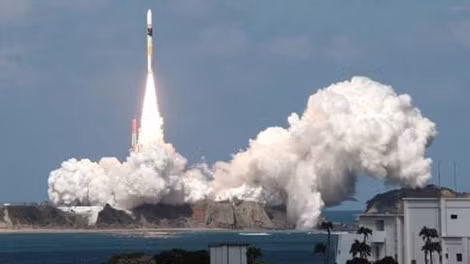 Rocket H-2A mang vệ tinh thời tiết Himawari-8 được phóng vào quỹ đạo năm 2014.
