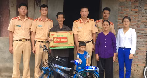 Rộng vòng nhân ái nâng bước em đến trường
