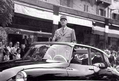 Tổng thống Charles de Gaulle trên chiếc Citroen.