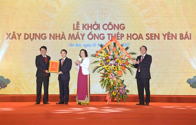 Bà Phạm Thị Thanh Trà - Bí thư tỉnh ủy, Chủ tịch HĐND Tỉnh Yên Bái và Ông Đỗ Đức Duy- Chủ tịch Tỉnh YB trao quyết định Chủ trương đầu tư dự án Tập đoàn Hoa Sen.
