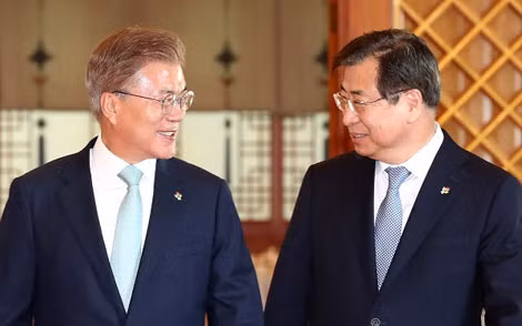 Tổng thống Moon Jae-in (trái) và tân Giám đốc NIS - ông Suh Hoon.